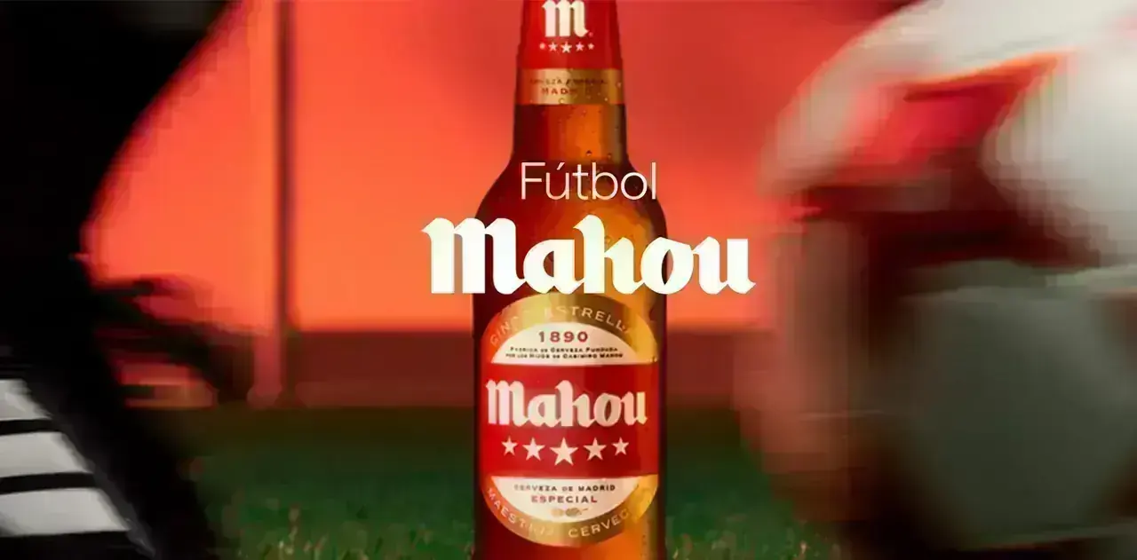 Botella de Mahou con temática de fútbol en promoción de entradas para la temporada 2026-27